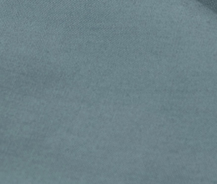 Zbliżenie na niebieską pościel perkalową w rozmiarze standardowym i niestandardowym.