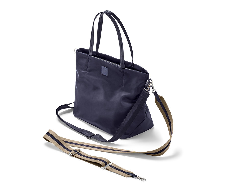 Granatowa torebka z wymiennym paskiem.