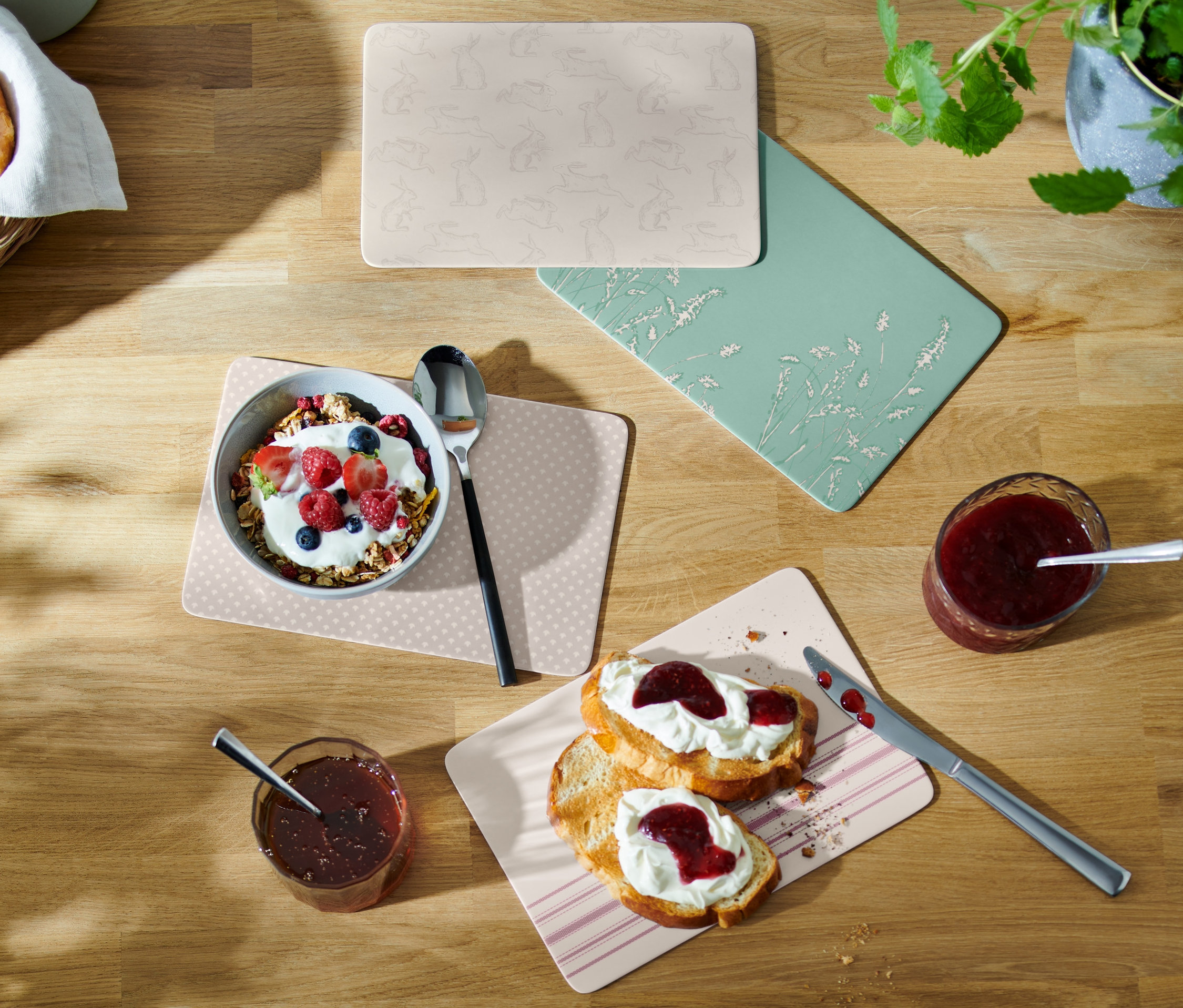 Cztery deski do krojenia na drewnianym stole z jedzeniem.