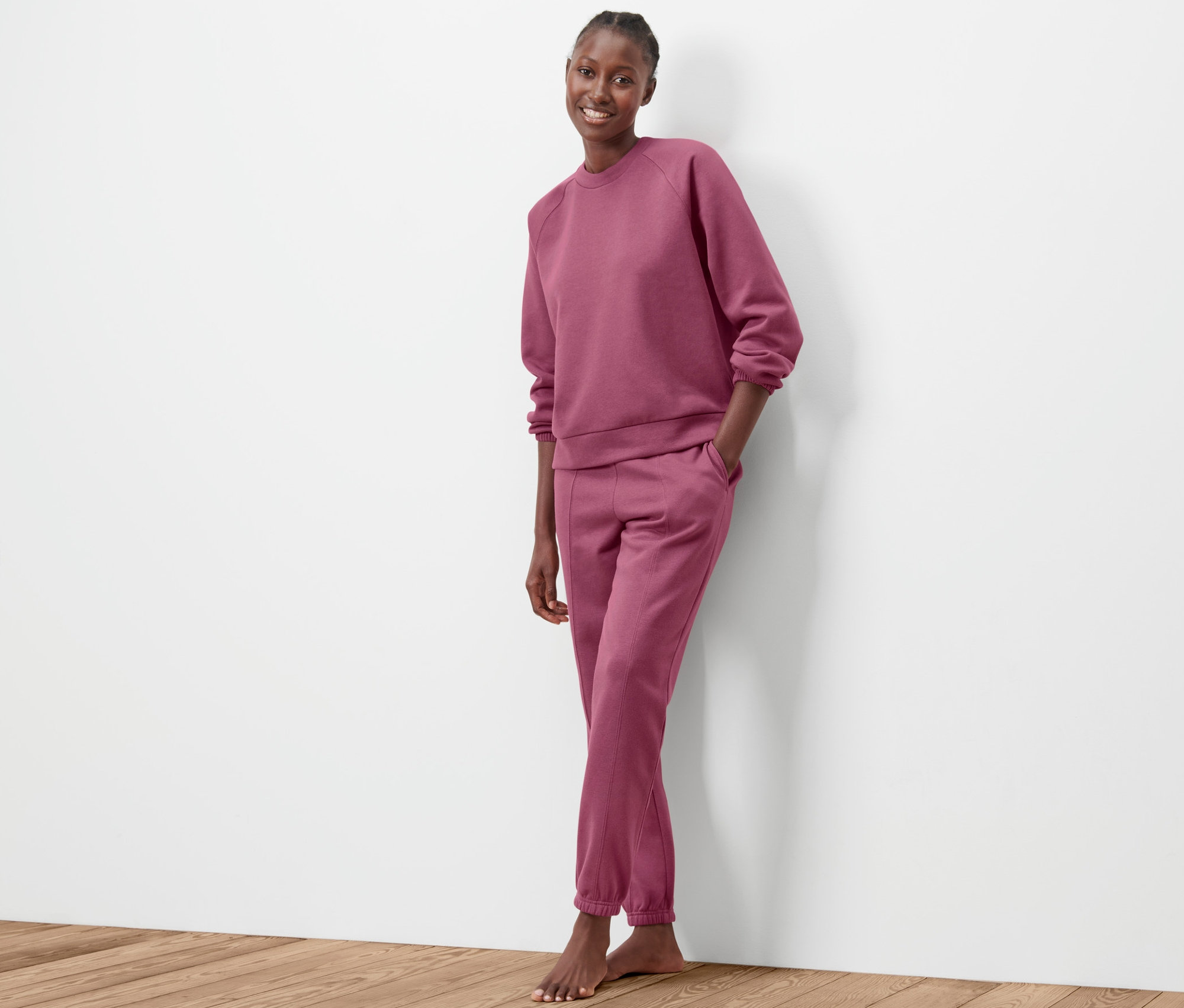 Kobieta pozuje w dresie domowym.