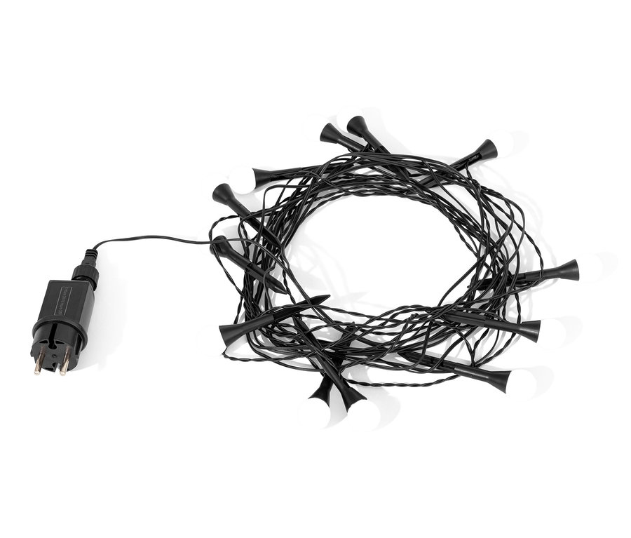 Czarny łańcuch świetlny z czarnym kablem i wtyczką.