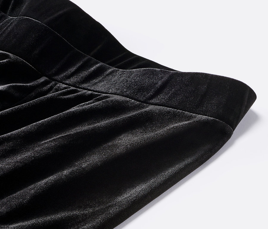 Zbliżenie na czarne, aksamitne spodnie palazzo.