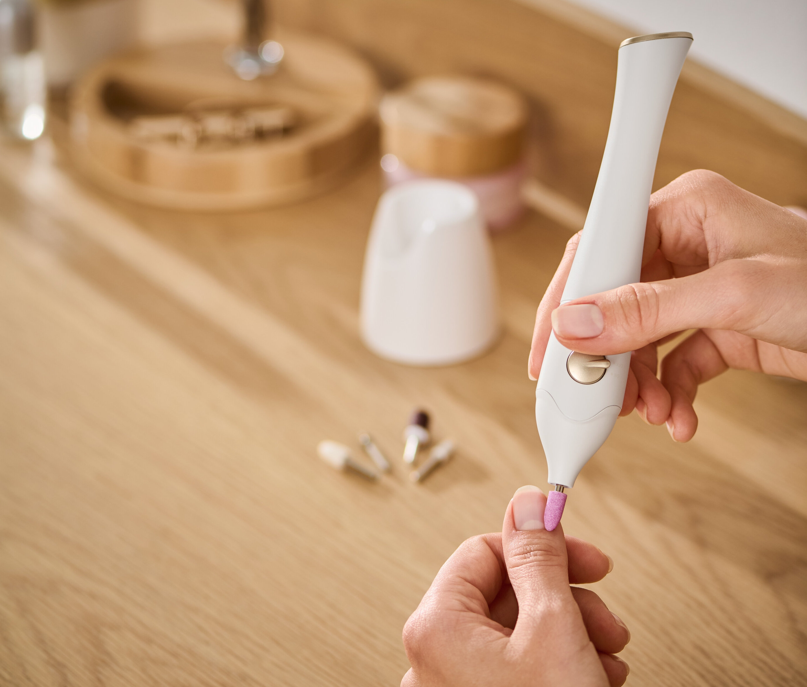 Kobieta używa zestawu do manicure i pedicure 5 w 1 na paznokcie.