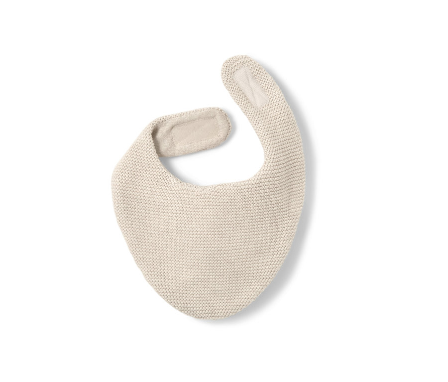 Dzianinowy śliniak z elementami mocującymi.