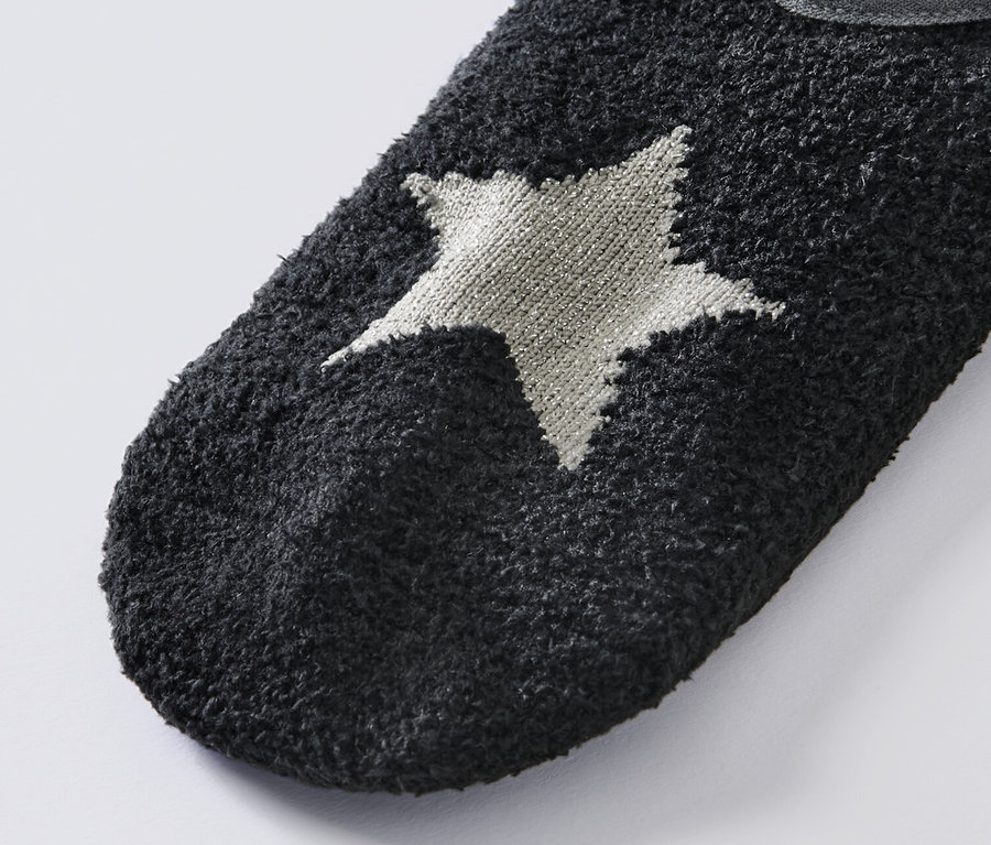 Detal czarnego skarpetokapcia z szarą gwiazdą, z produktu Skarpetokapcie, 2 pary.