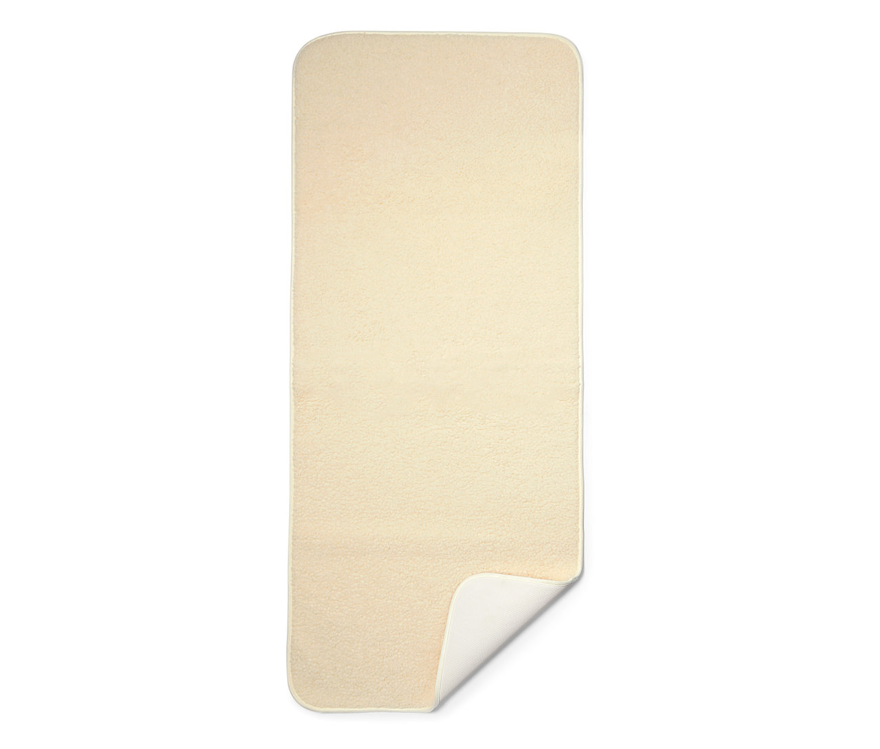 Beżowa mata do jogi z żywą wełną leży na białym tle.