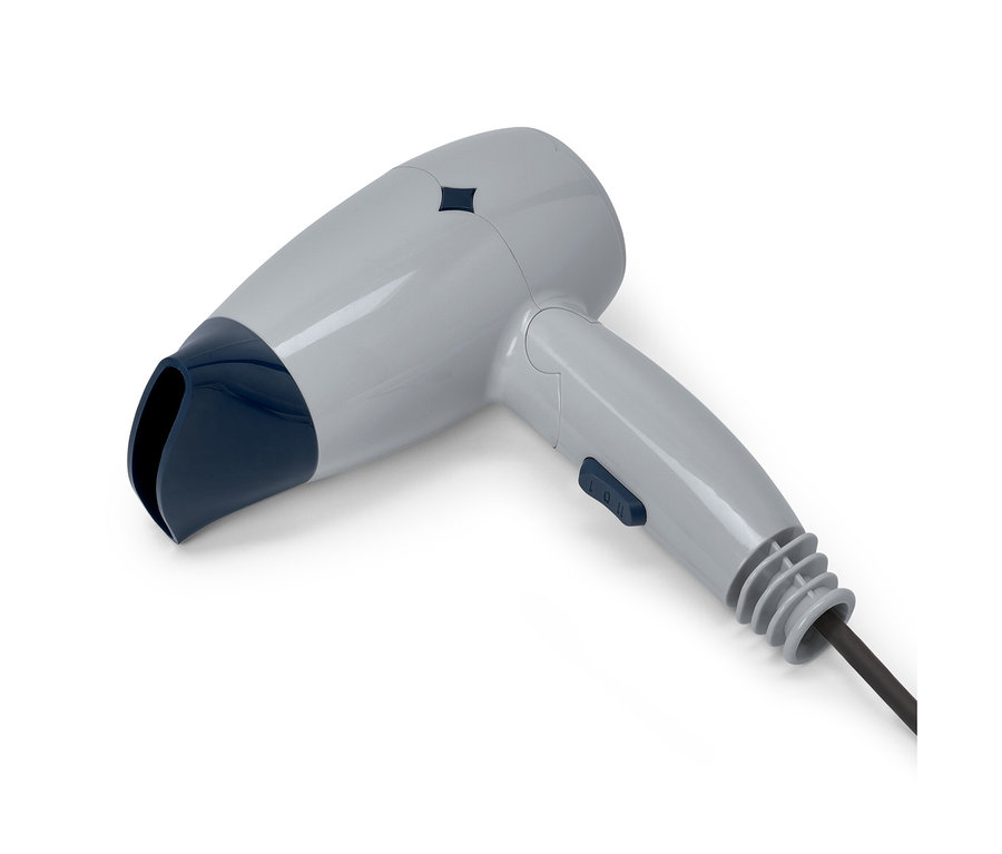 Szara podróżna suszarka do włosów z granatowymi akcentami na białym tle.