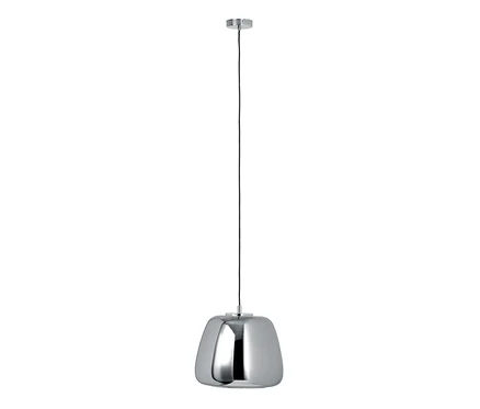 Chromowana lampa wisząca zwisa z sufitu.