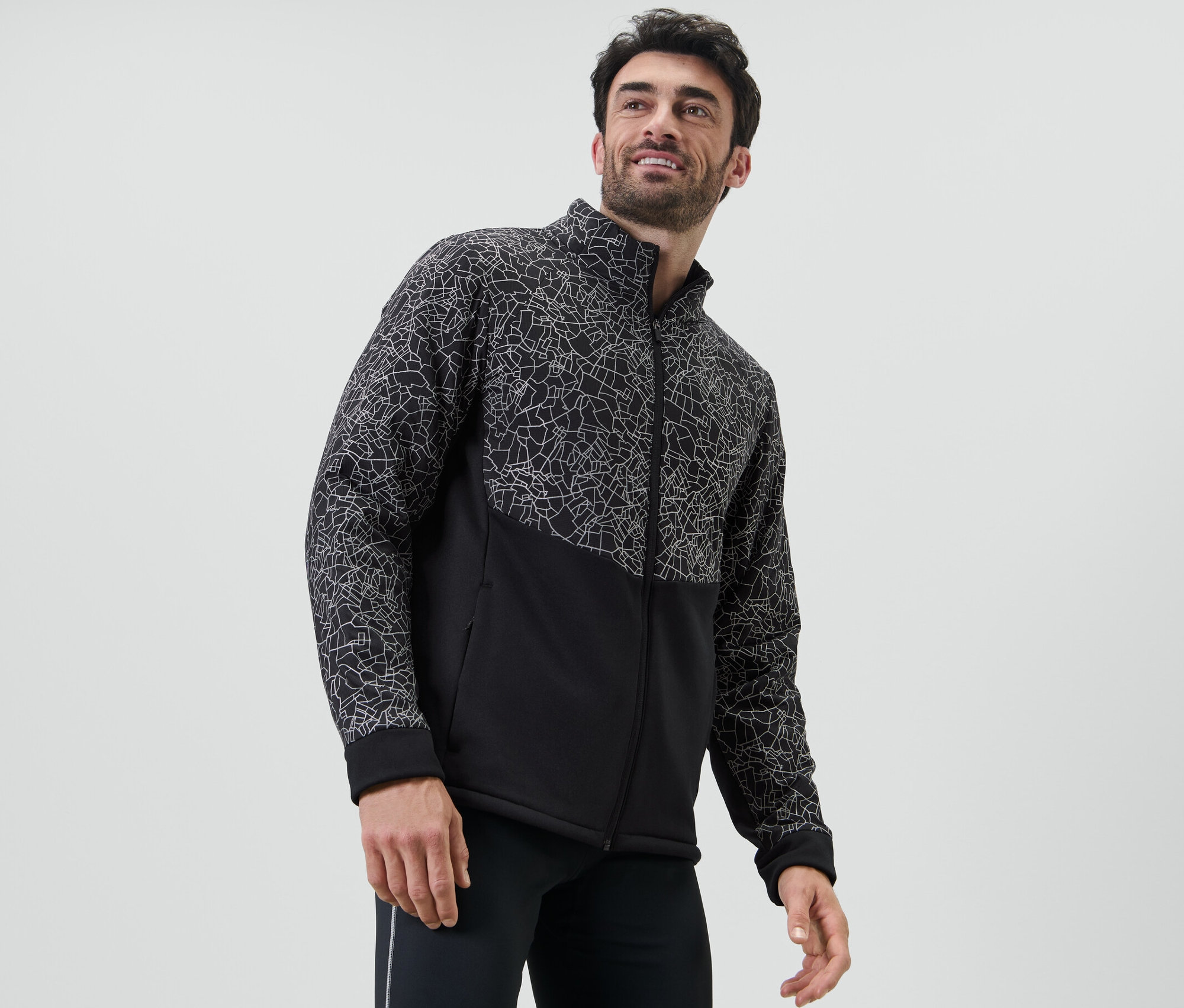 Mężczyzna ma na sobie kurtkę termoaktywną.