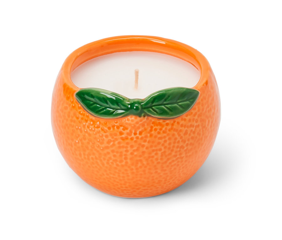 Pomarańczowa świeca citronella w pojemniku w kształcie pomarańczy.