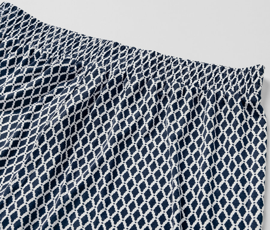 Zbliżenie na spódnicę z dżerseju z nadrukiem.