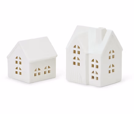 Dwa białe ceramiczne domki z oknami.