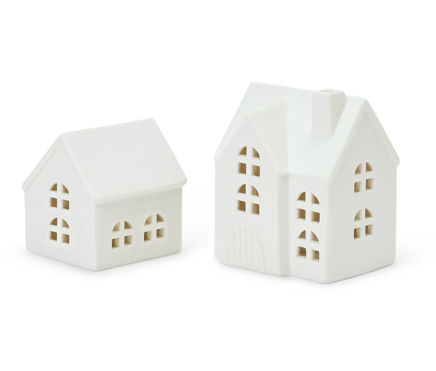 Dwa białe ceramiczne domki z oknami.
