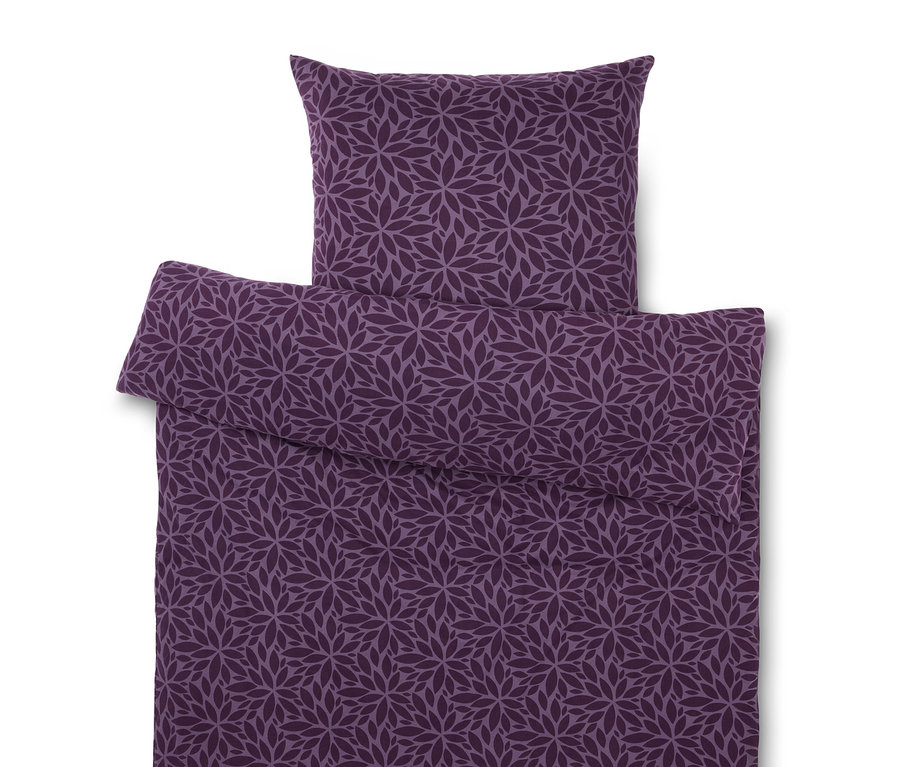 Fioletowa pościel w kwiatowy wzór.
