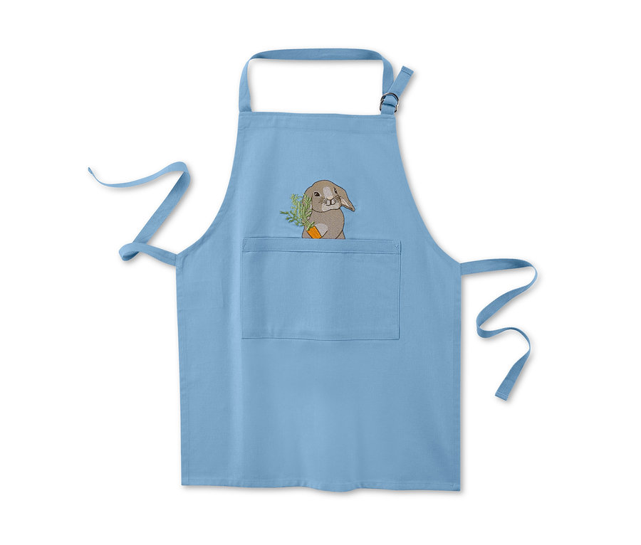 Jasnoniebieski fartuch kuchenny dla dzieci z haftem z zajączkiem.