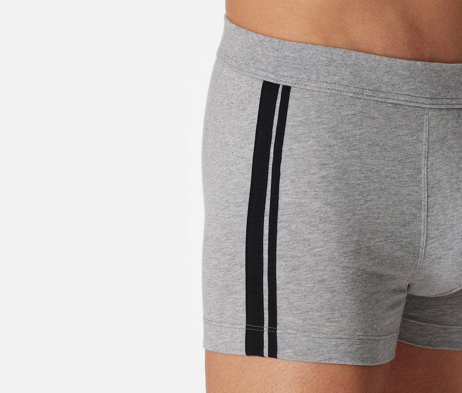 Zbliżenie na szare melanżowe bokserki SCHIESSER z czarnymi paskami po bokach.