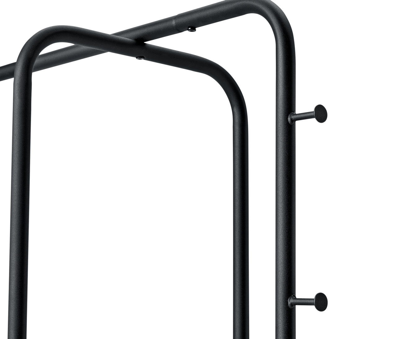 Fragment czarnego metalowego wieszaka na ubrania.