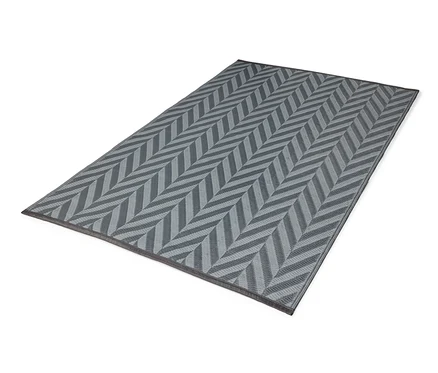 Antracytowo-jasnoszary dywan zewnętrzny o wymiarach ok. 165 x 115 cm ze wzorem geometrycznym.