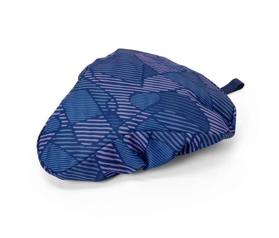 Niebieski pokrowiec na siodełko rowerowe z geometrycznym wzorem.