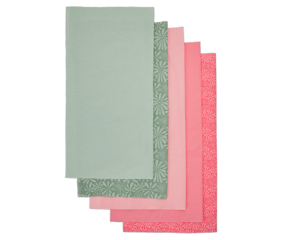 Szczegół zestawu materiałów z pięcioma kawałkami materiałów w różnych kolorach i wzorach.