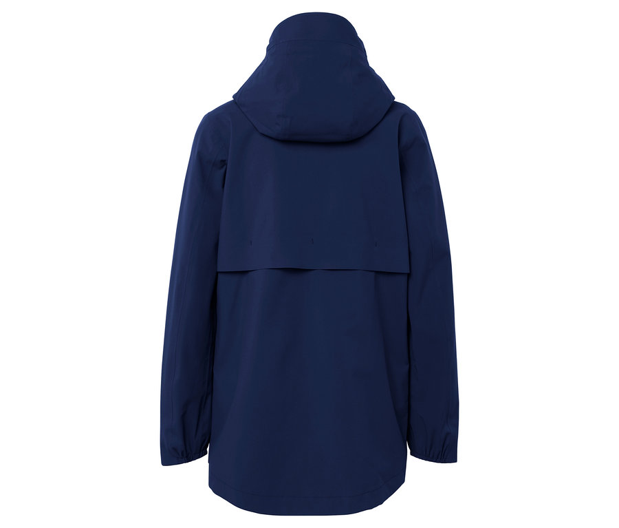 Widok z tyłu granatowej kurtki z kapturem.