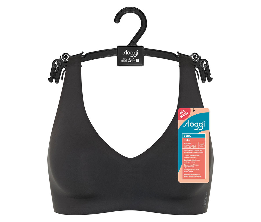 Czarny biustonosz sloggi ZERO Feel 2.0 Soft Bra wisi na czarnym wieszaku.