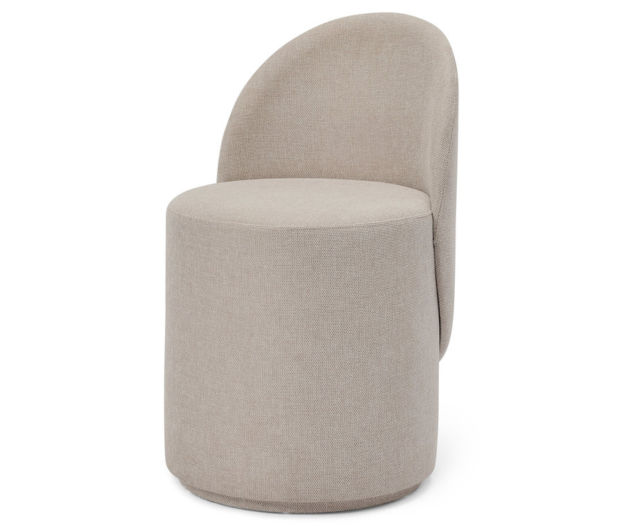 Beżowe krzesło z tkaniny z okrągłym siedziskiem i półokrągłym oparciem.