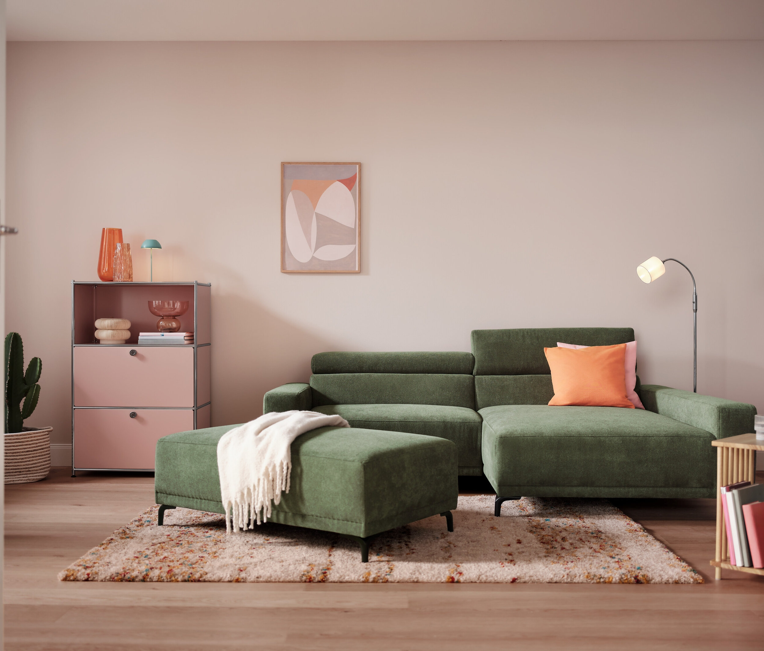 Zielona akumulatorowa lampa stołowa LED na szafce obok wazonu i dekoracji.