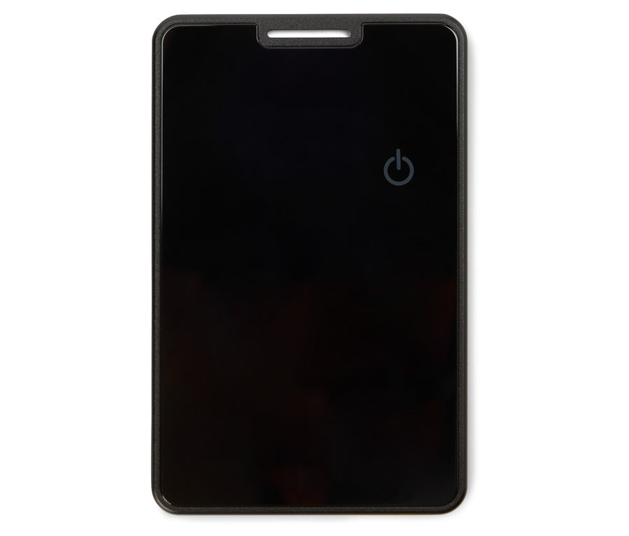 Czarny, prostokątny power bank z przyciskiem zasilania.