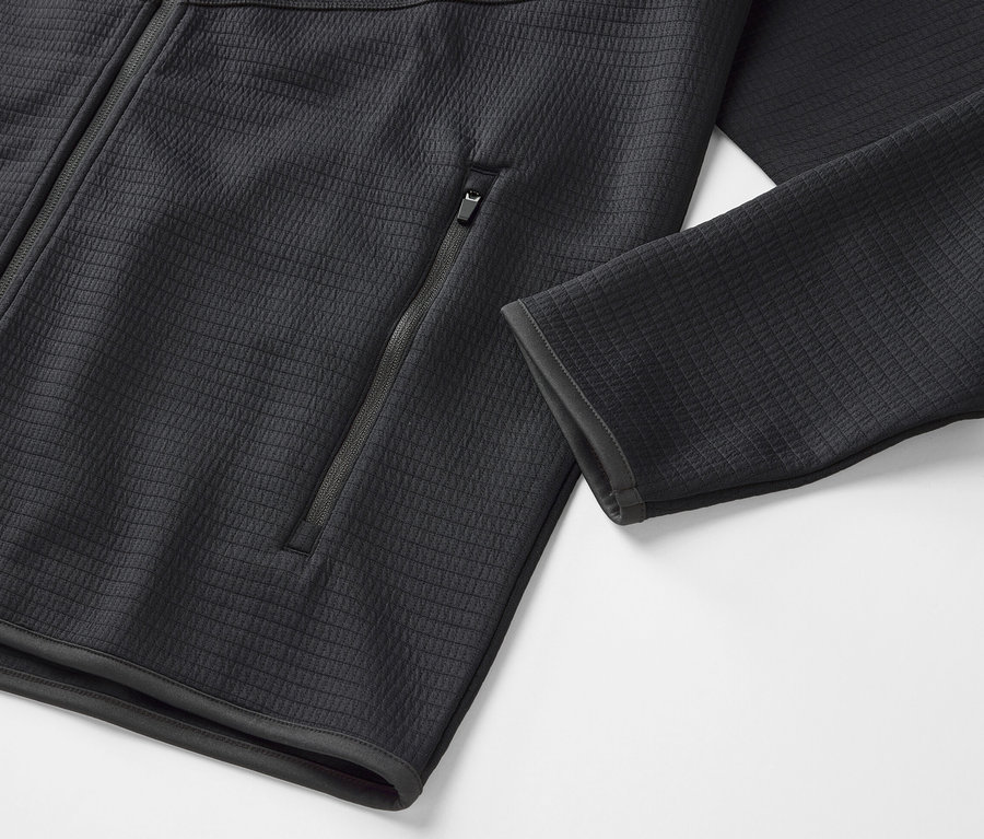 Szczegół antracytowej bluzy funkcyjnej.