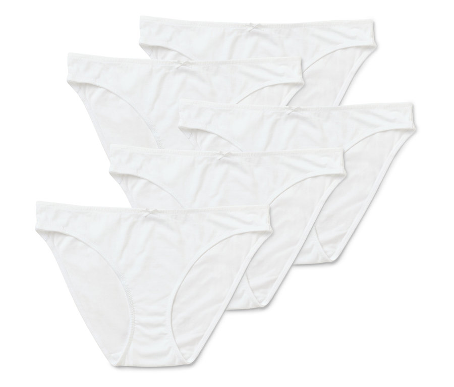 Pięć par białych majtek damskich leży na sobie.