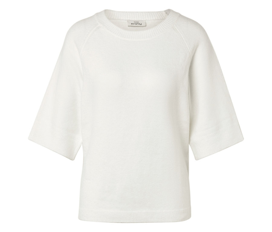 Kremowy sweter z krótkimi, szerokimi rękawami i okrągłym dekoltem.