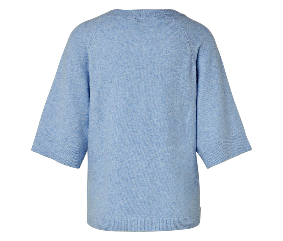 Widok z tyłu jasnoniebieskiego swetra z krótkimi rękawami.