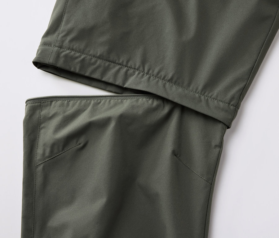 Zbliżenie na khaki spodnie funkcyjne 2 w 1 ze zamkiem błyskawicznym.