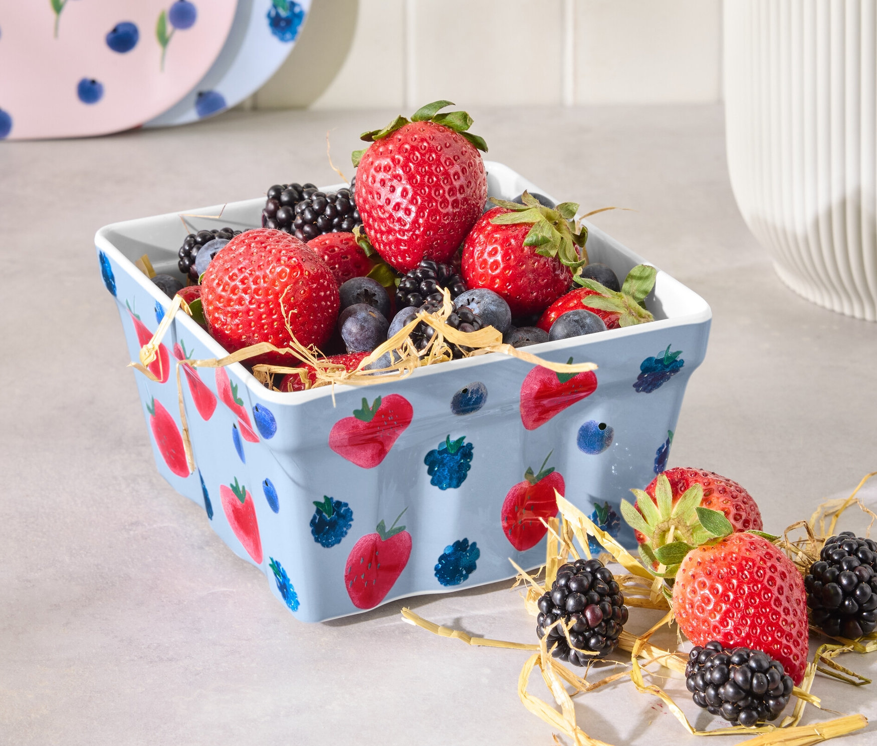 Miseczka wypełniona truskawkami, jagodami i jeżynami.