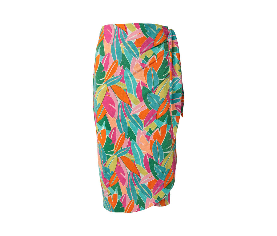 Szczegół dżersejowej spódnicy kopertowej z kolorowym wzorem liści.
