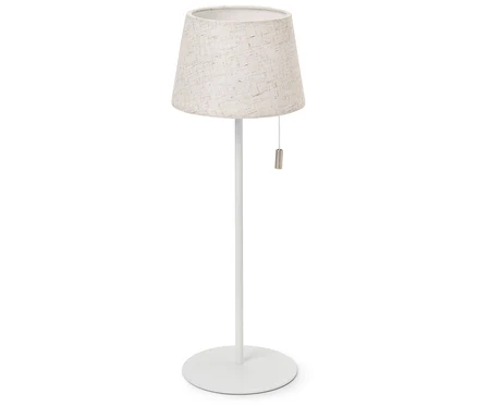 Biała lampa podłogowa z beżowym abażurem z tkaniny.
