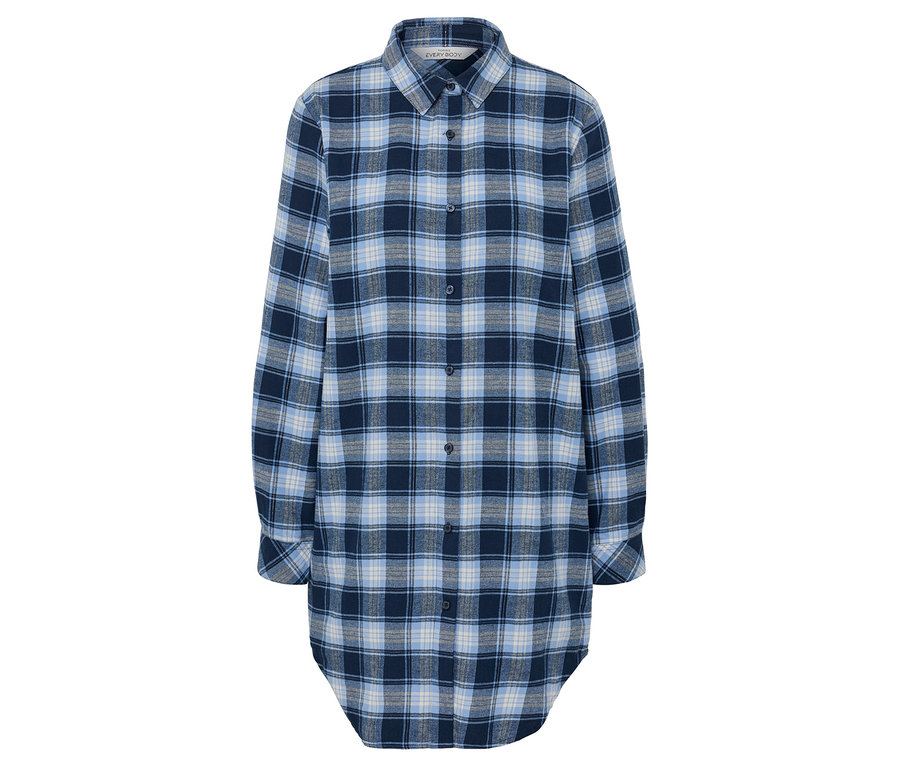 Długa koszula w kratę w kolorach niebieskim, szarym i białym.
