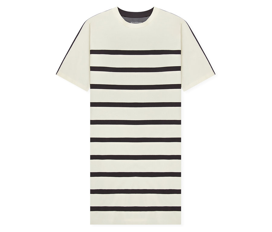 Biała koszulka z czarnymi poziomymi paskami.