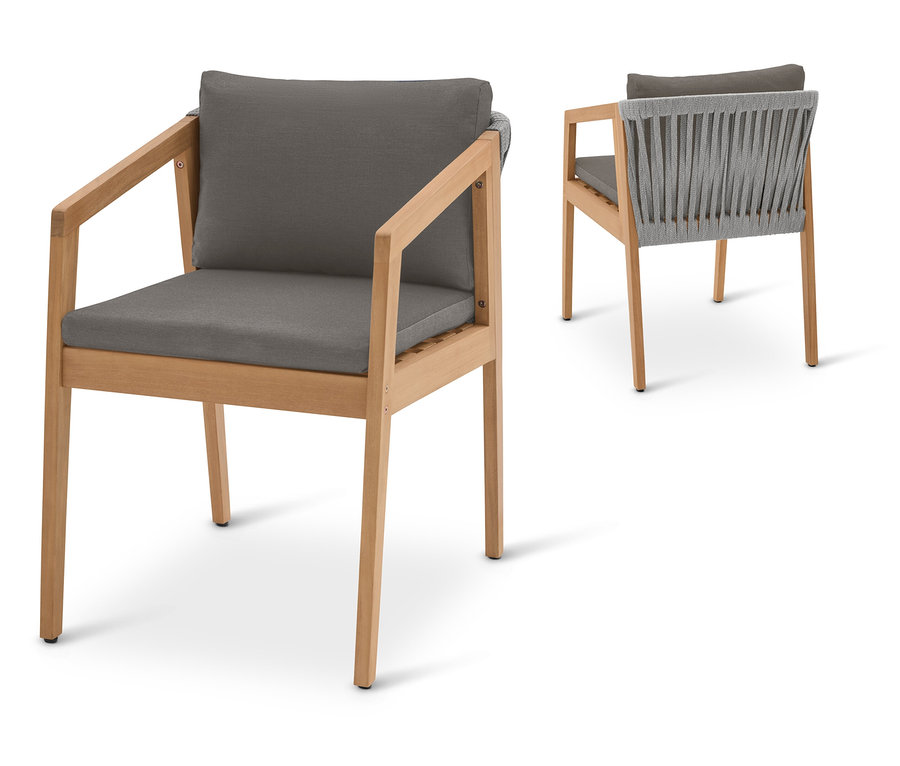 Dwa krzesła ogrodowe z jasnobrązową drewnianą ramą i szarą tapicerką. Widoczne krzesło ogrodowe z plecionym oparciem.