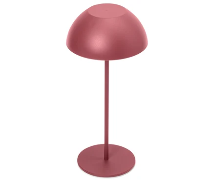 Pojedyncza, różowozłota lampa stojąca na białym tle.
