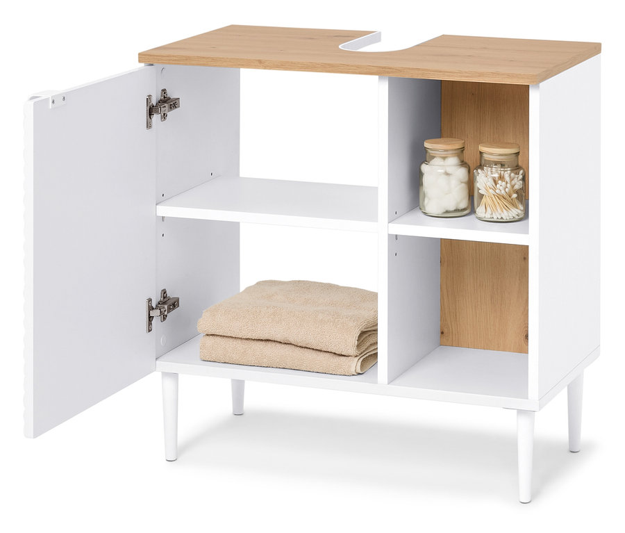 Biała szafka łazienkowa z jasnobrązowym blatem, otwartymi drzwiami, ręcznikami oraz słoikami z wacikami i patyczkami kosmetycznymi.