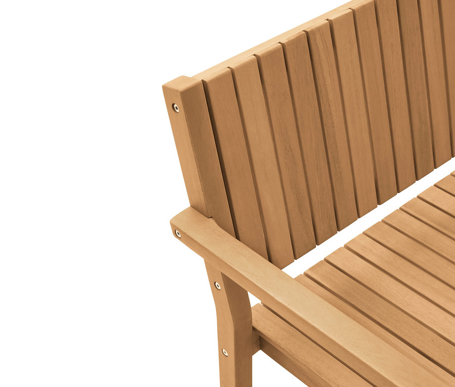 Zbliżenie drewnianej ławki ogrodowej z podłokietnikiem i oparciem.