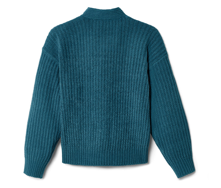 Zbliżenie na turkusowy sweter z golfem.