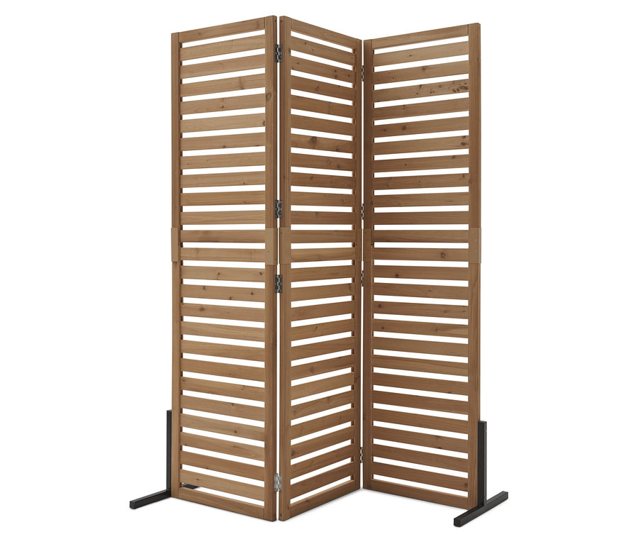 Trzyczęściowy, brązowy parawan z drewnianych listew z czarną metalową podstawą na białym tle.