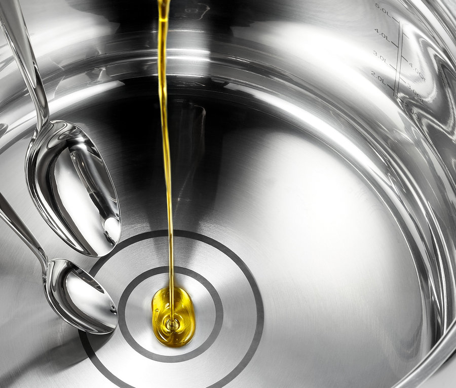 Oliwa wlewana jest do zestawu garnków »Mystery« z miarką i trzema łyżkami.