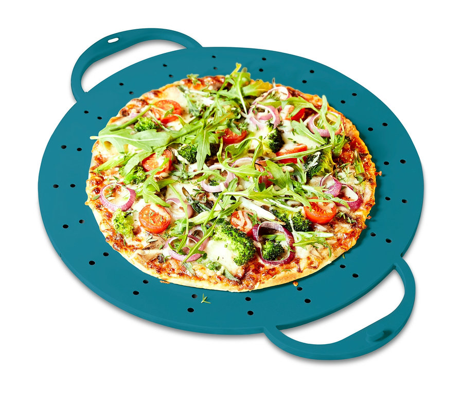 Pizza z brokułami i pomidorami na niebieskiej uniwersalnej pokrywce 3 w 1.