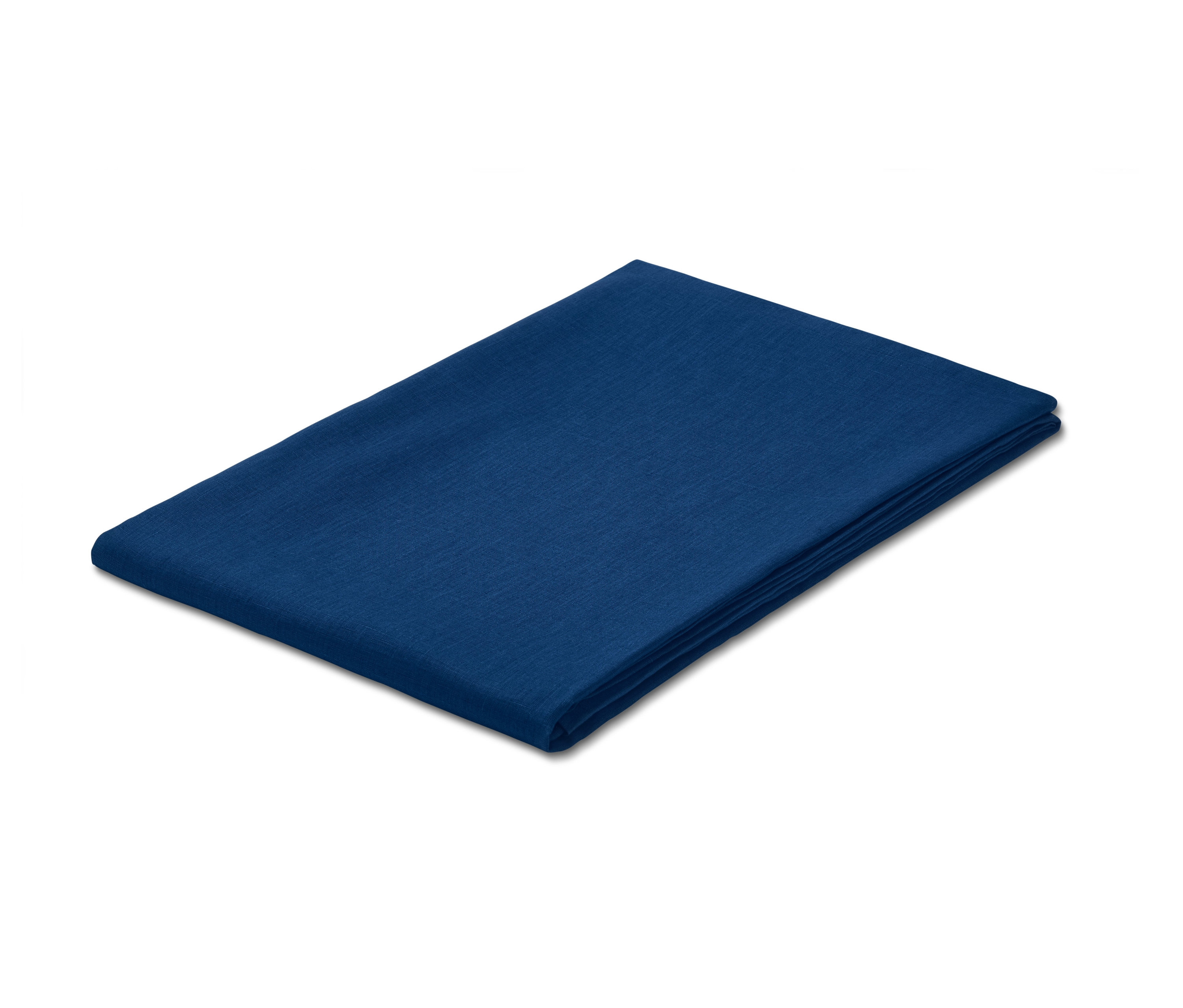 Obrus lniany złożony na białym tle.