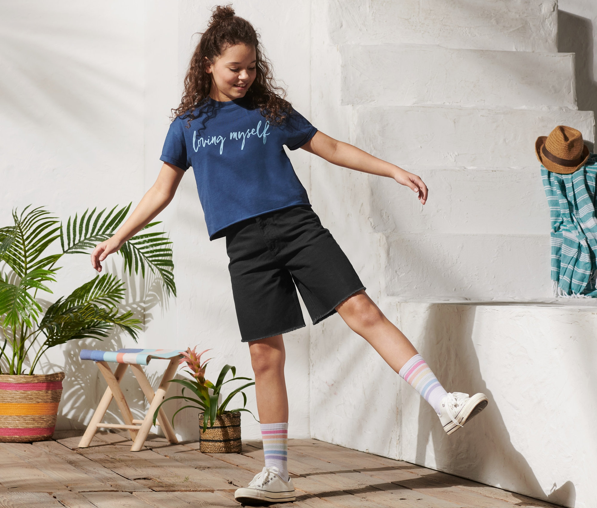 Dziewczyna pozuje w czarnych szortach.