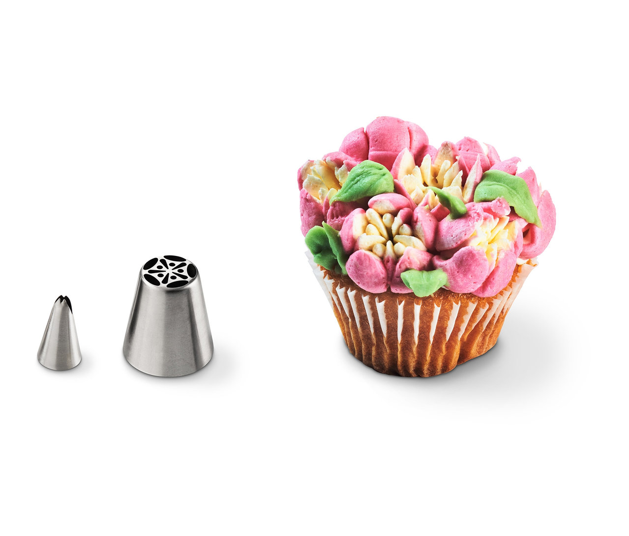Zestaw do dekorowania ciast z wieloma końcówkami obok ozdobionego babeczki.